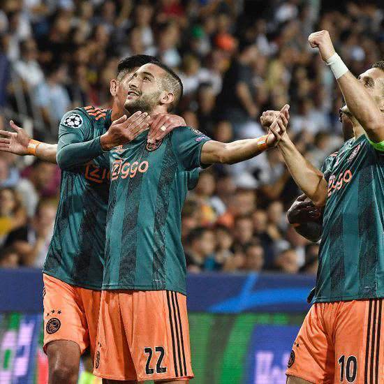 乐部汇聚了 乐部汇聚了